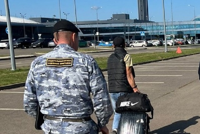 Судебные приставы отправили домой гражданина Азербайджана