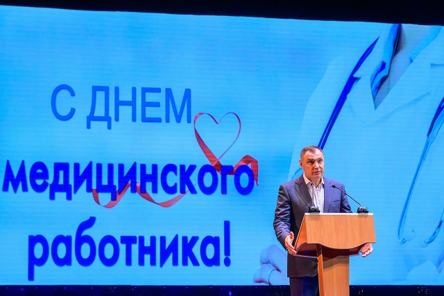 Глава Марий Эл Юрий Зайцев вручил награды медицинским работникам
