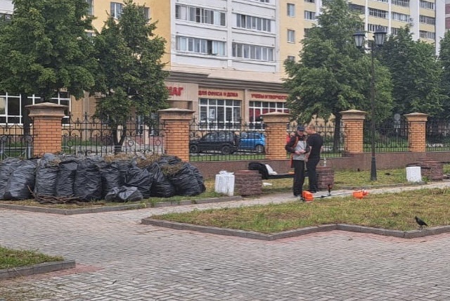 Сквер, расположенный около Русского драмтеатра, приводят в порядок