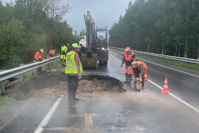Дорожники обещают до конца дня восстановить движение 