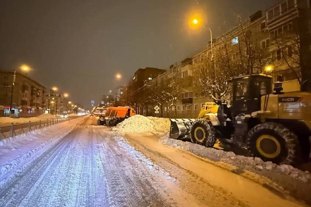 В Йошкар-Оле коммунальщики борются со снежной стихией в круглосуточном режиме