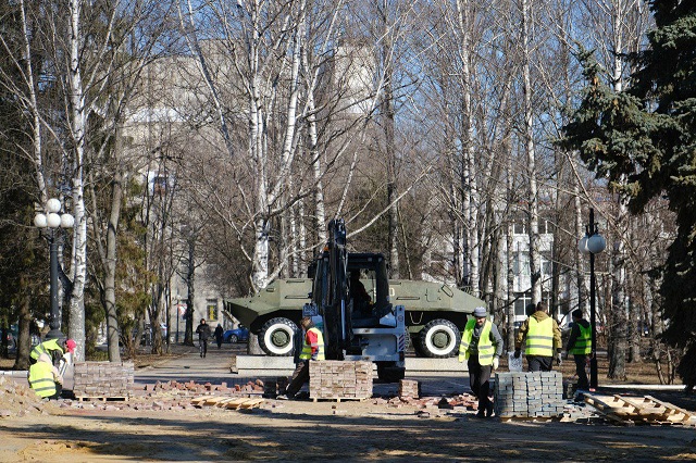 В центре Йошкар-Олы ко Дню Победы обновляют мемориальные объекты 