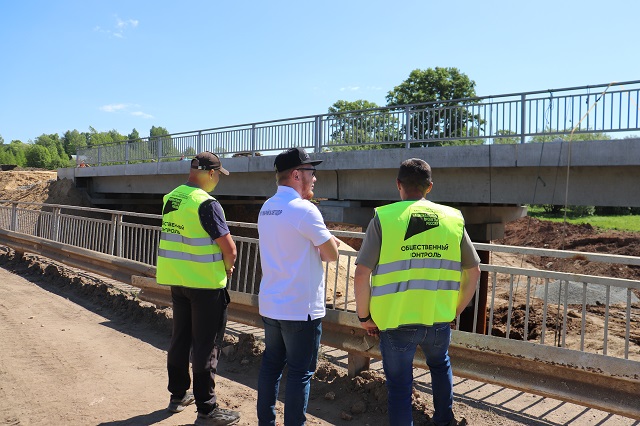 Дорожники продолжают реконструкцию моста через реку Немду 