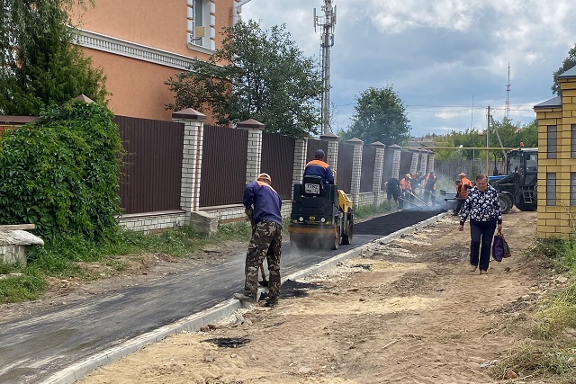 В районе Тарханово по просьбам жителей заасфальтировали тротуар В районе Тарханово по просьбам жителей заасфальтировали тротуар