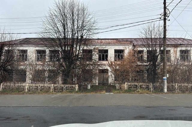 В Козьмодемьянске сносят аварийное здание бывшего Дома пионеров