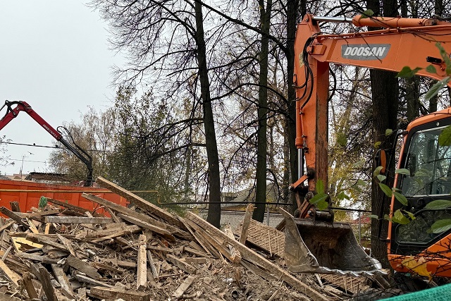 На улице Машиностроителей в Йошкар-Оле сносят аварийные дома