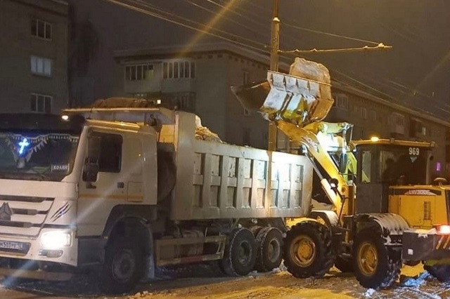 Коммунальные службы ночью вывозят снег с улиц Йошкар-Олы 
