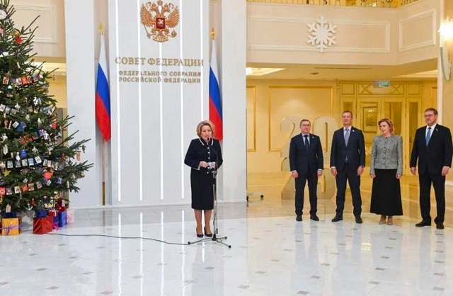 Двое детей получат новогодние подарки от сенатора Константина Косачёва Двое детей получат новогодние подарки от сенатора Константина Косачёва