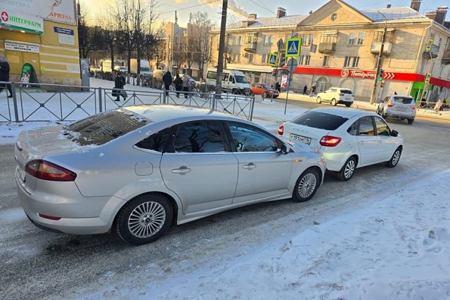 В результате столкновения двух авто травмы получила пассажирка