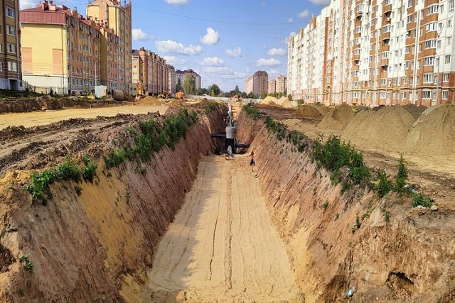 На улице Чернякова занимаются устройством ливневой канализации 