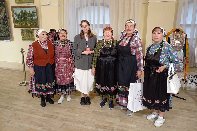 «Бурановские бабушки» в Йошкар-Оле спели песни и сходили в музей «Бурановские бабушки» в Йошкар-Оле спели песни и сходили в музей