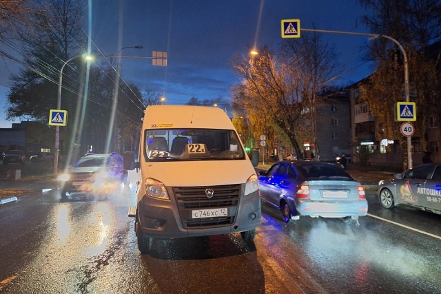 В Йошкар-Оле маршрутка сбила школьницу на пешеходном переходе