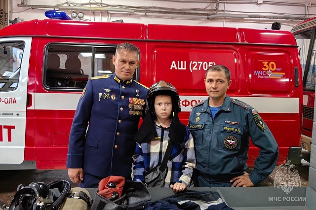 Герой Рoссии Анатолий Иванов пришёл в гости в пожарную часть