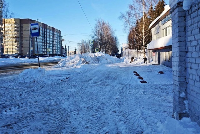 В Йошкар-Оле расчистили парковку после жалобы в соцсетях
