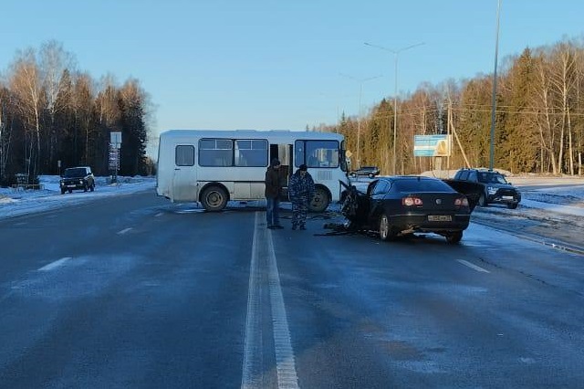 В Советском районе столкнулись автобус и иномарка, есть пострадавшие