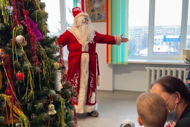 Маленьких пациентов онкогематологического отделения поздравили спасатели