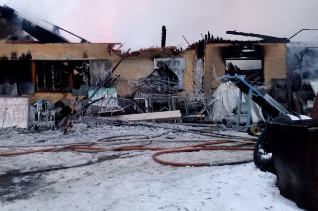 В городе Волжске ночью сгорели складские помещения 