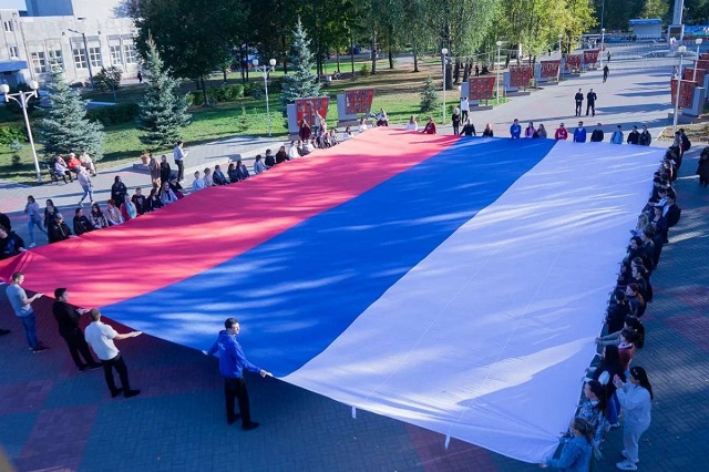 В Йошкар-Оле прошёл флешмоб в честь Дня воссоединения новых регионов с Россией