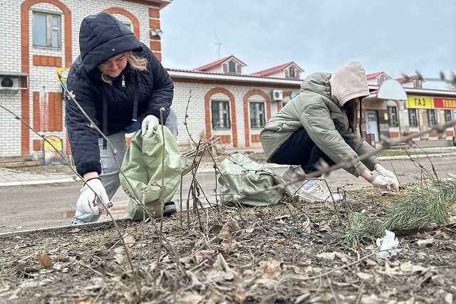 Жители города Йошкар-Олы вышли на первый весенний субботник 