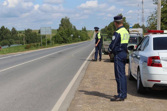Сотрудники ДПС изъяли у водителя поддельное удостоверение 