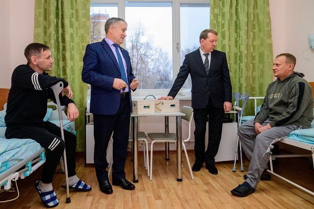 Раненым бойцам СВО вручили подарки к Новому году