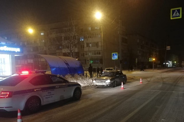 В Йошкар-Оле легковой автомобиль сбил на «зебре» двух пешеходов 