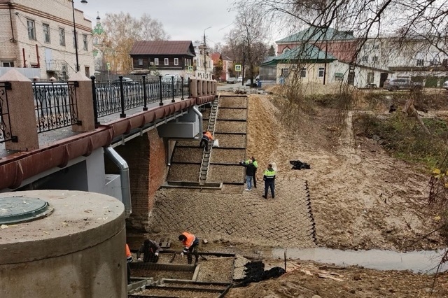 В поселке Юрино завершают капитальный ремонт моста