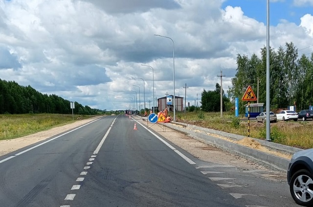 На трассе вдоль посёлка Сернур дорожники делают освещение 