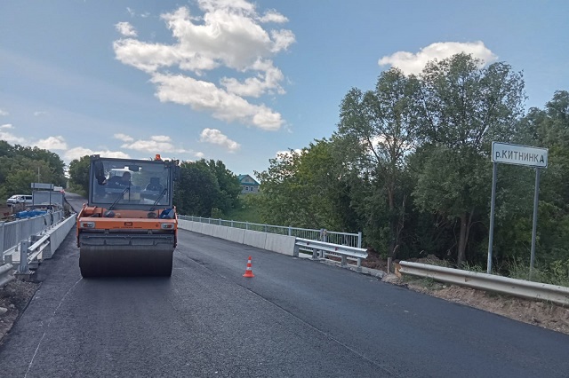 Дорожники завершили работы на мосту через реку Китнинка 
