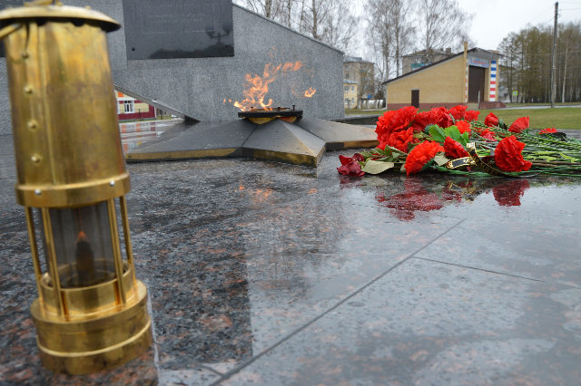 В посёлке Советский провели техобслуживание газовой горелки Вечного огня