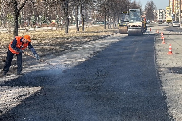 На улице Пушкина дорожники проводят ямочный ремонт горячим асфальтом