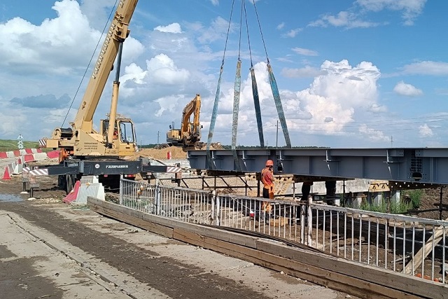 В Советском районе продолжается ремонт моста через реку Ронга