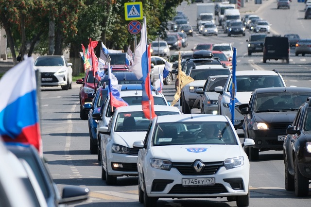В Йошкар-Оле в честь Дня Государственного флага состоялся автопробег