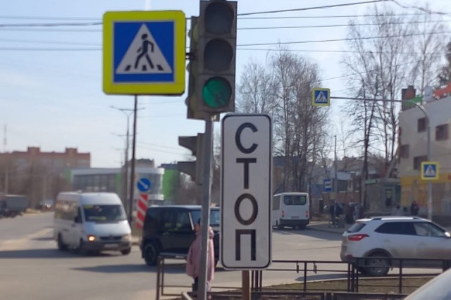 В Йошкар-Оле начали устанавливать вертикальные знаки «Стоп-линия» 