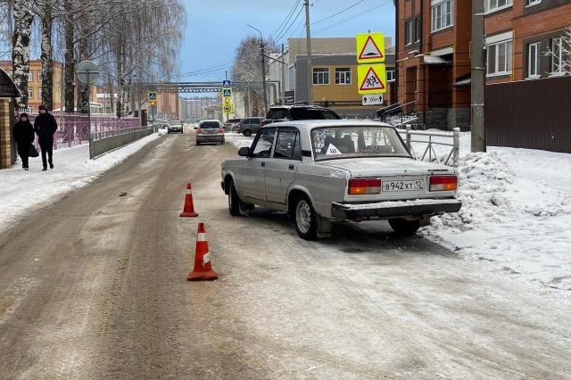 Семилетний мальчик, перебегая дорогу, попал под колёса автомобиля