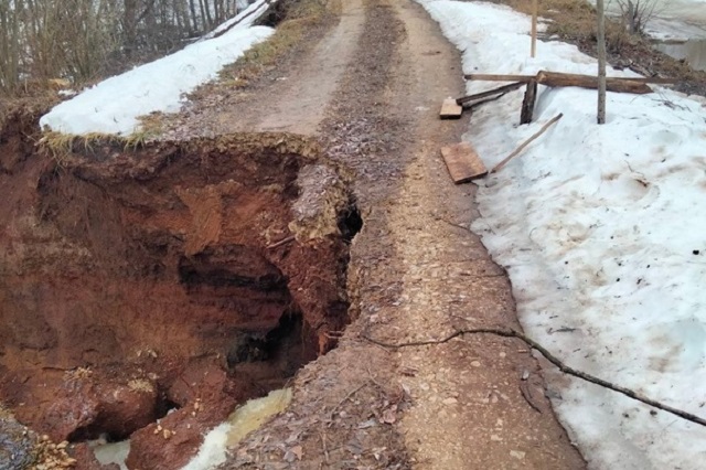 В Куженерском районе восстановят размытый водой переезд