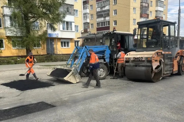 В Йошкар-Оле начали ремонтировать дороги горячим асфальтом