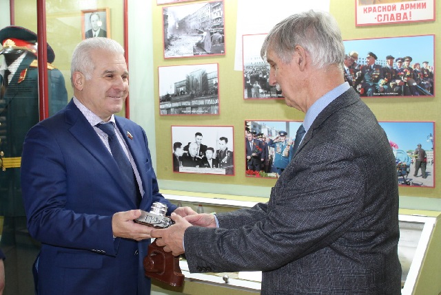 Сенатор Сергей Мартынов подарил музею раритетный фотоаппарат