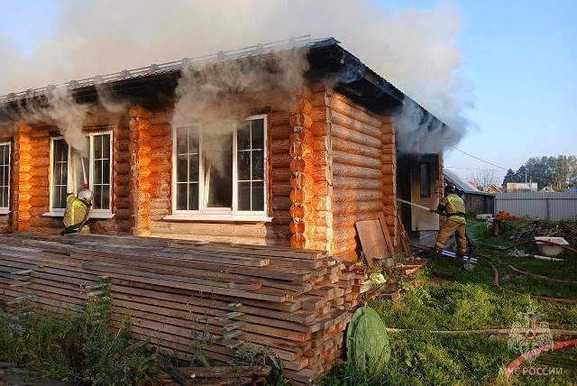 Пожарные из Оршанки не дали огню уничтожить бревенчатый дом 