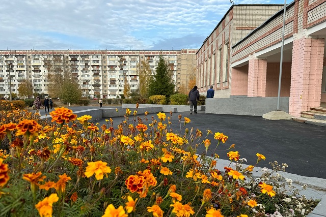 У школы №1 города Йошкар-Олы заасфальтировали территорию 