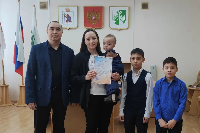 Семья Мамаевых получила сертификат на жилье в Сернурском районе