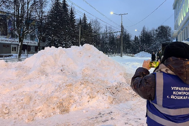 В Йошкар-Оле принудительно вывозят снег с парковок торговых центров