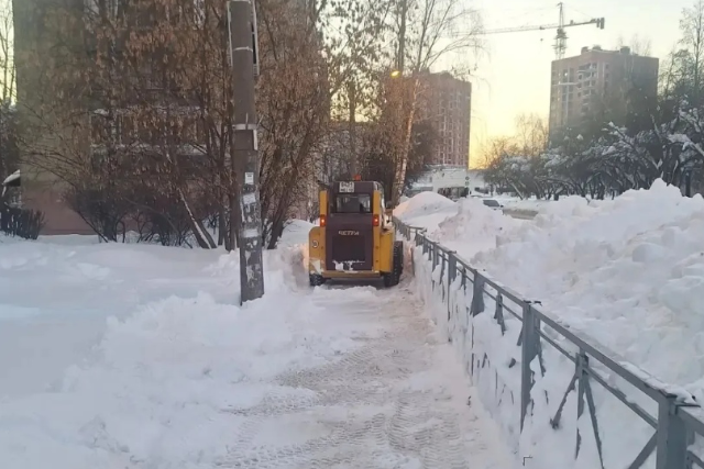 В мэрии Йошкар-Олы отчитались об уборке тротуара на улице Хасанова после просьбы горожанина