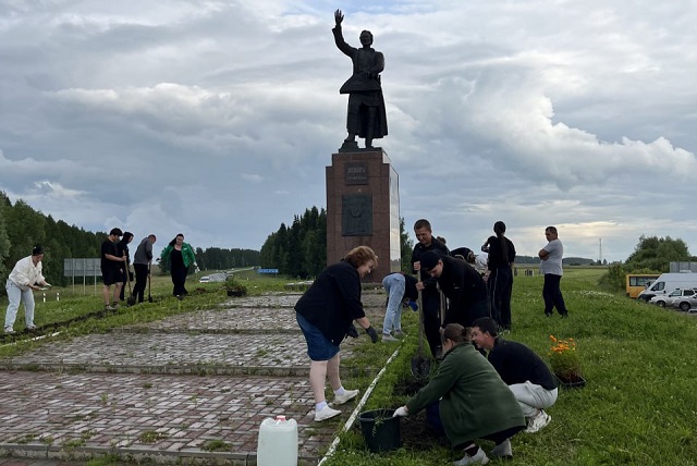 Горномарийская молодёжь приняла участие в акции «Аллея выпускников»