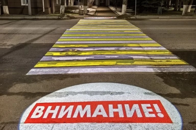 В Медведеве установили первый проекционный пешеходный переход