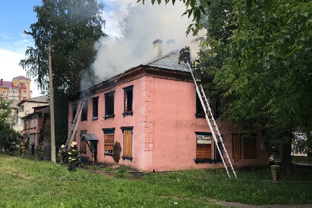 В Йошкар-Оле на улице Рябинина сгорел расселённый барак  В Йошкар-Оле на улице Рябинина сгорел расселённый барак