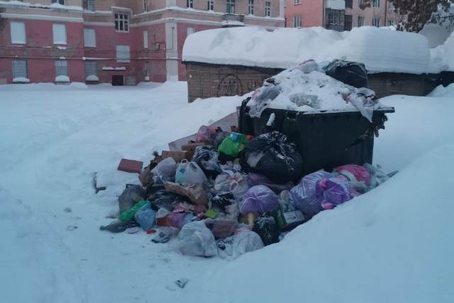 Администрация Йошкар-Олы разъяснила сроки уборки снега во дворе на улице Якова Эшпая