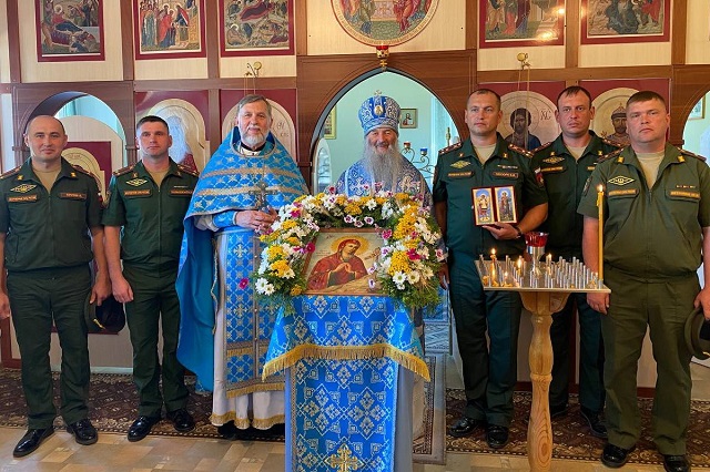 Митрополит Иоанн совершил Литургию в храме воинской части 