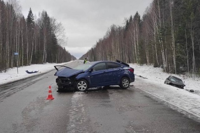 Два человека получили травмы после столкновения двух иномарок 