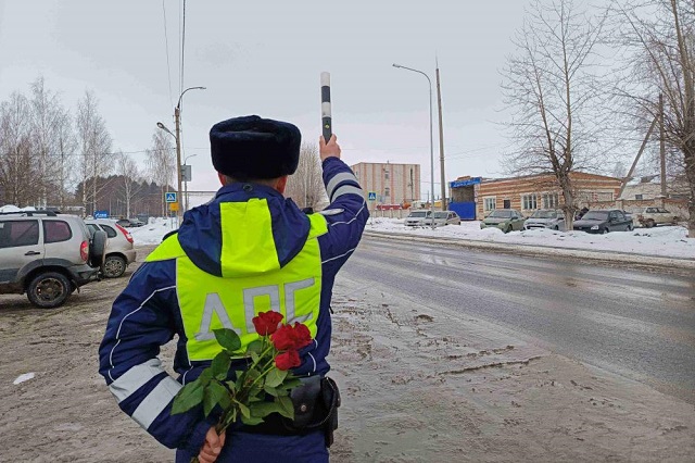 В Марий Эл стартовала Всероссийская акция «Цветы для автоледи»
